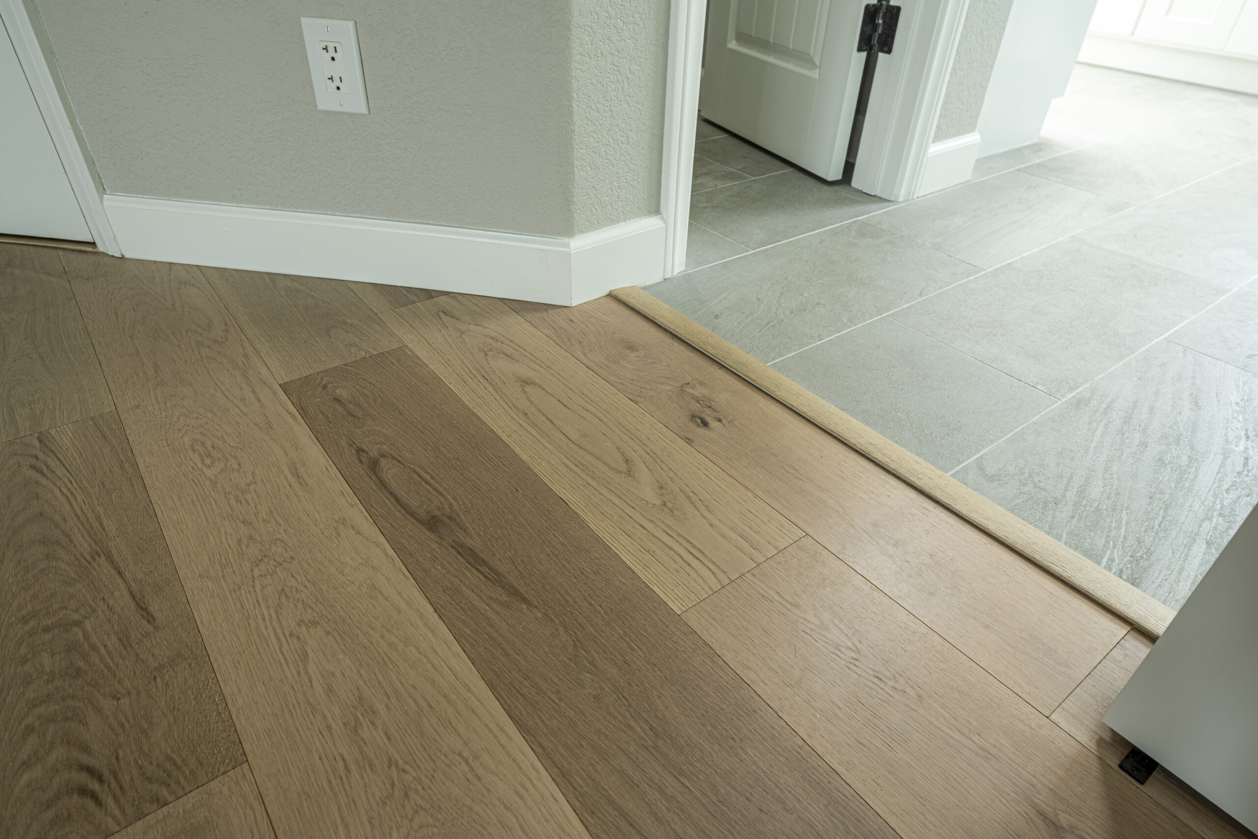 Smooth and stylish transition between the wood and tile floors.